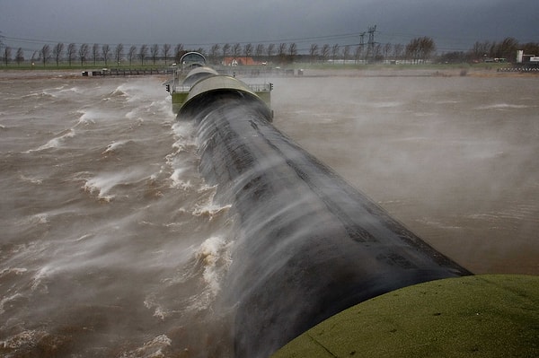 The system automatically kicks in once the water level surpasses 50 centimeters.