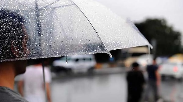 Çöl sıcaklarının etkili olduğu İstanbul’da bugün termometreler 33 dereceyi gösterdi.