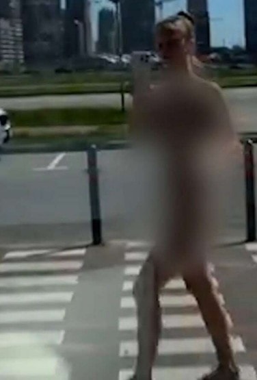 Sadece boynunda ince bir kolyeyle halkın arasına karışan Bragina, eleştiri oklarının hedefi olan bu davranışını kişisel bir gelişim deneyi olarak savundu.