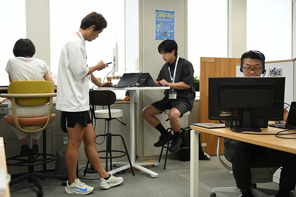 Termometrelerin günlerdir 35 derecenin üzerinde seyrettiği Japonya'da, çalışma kültürü köklü bir değişim sınavından geçiyor.
