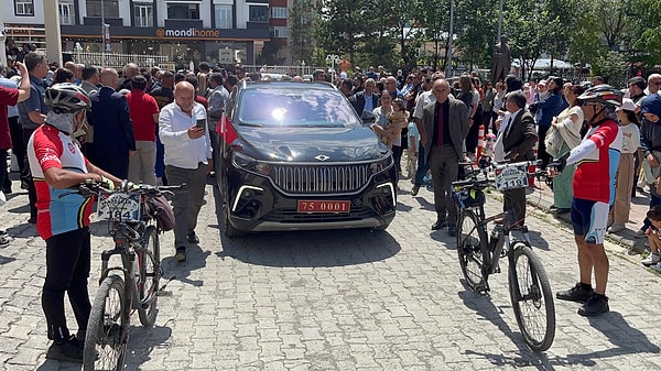 Çiçekli için düzenlenen veda törenine bisikletli sporcular katıldı.