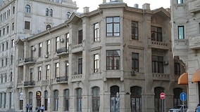 An 18,000-Ton Mansion Was Moved in One Piece to Widen the Road