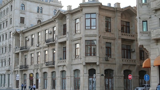 An 18,000-Ton Mansion Was Moved in One Piece to Widen the Road