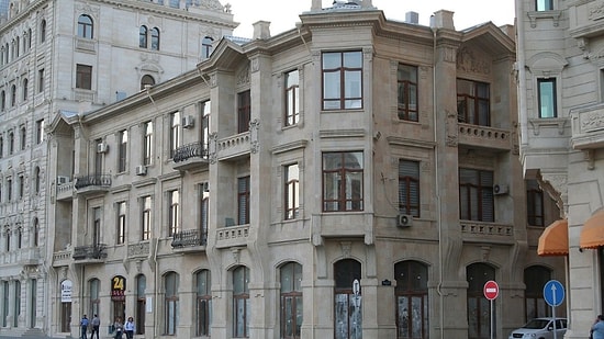 An 18,000-Ton Mansion Was Moved in One Piece to Widen the Road