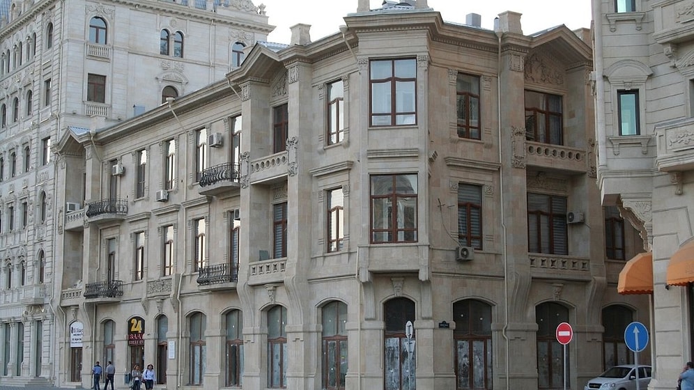 An 18,000-Ton Mansion Was Moved in One Piece to Widen the Road