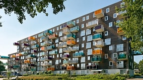 With No Space Left, 13 Apartments Were Hung Outside the Building Like Laundry