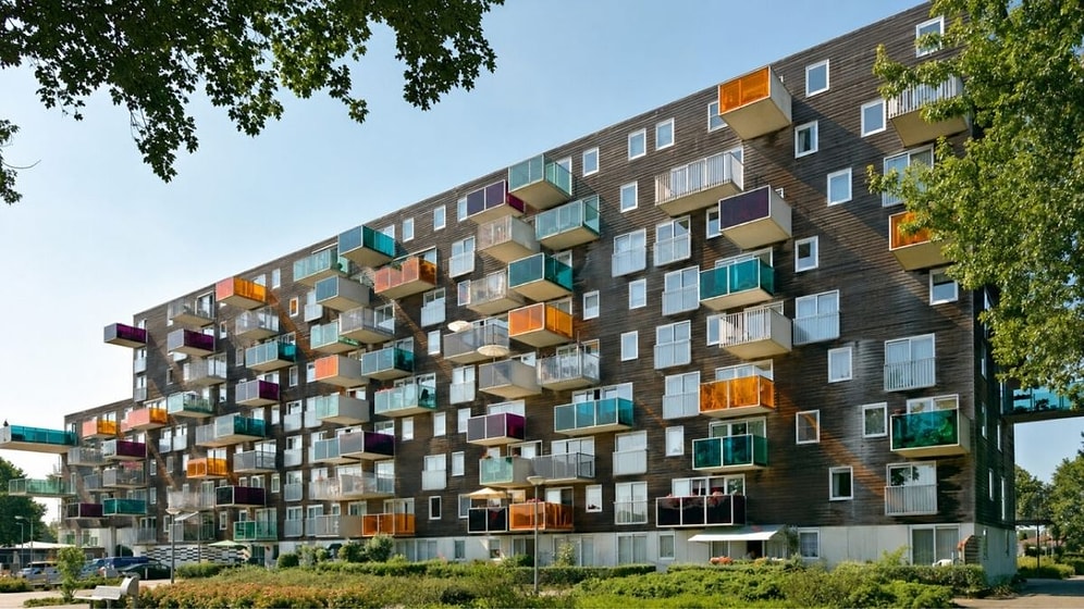 With No Space Left, 13 Apartments Were Hung Outside the Building Like Laundry