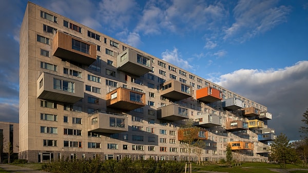 Only 87 apartments could be accommodated without blocking the sunlight of the surrounding buildings.