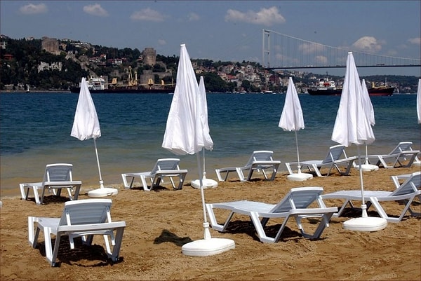 Megakent İstanbul’da hızla düşen sıcaklıklarla birlikte kuvvetli fırtına da etkili oldu.