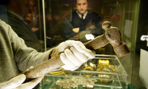 Arkeologlar, hazinenin çıkarılmasından sonra tarlada yürüttükleri detaylı kazılarda en sonunda Whatling'in kaybettiği çekici de bulmayı başardı.
