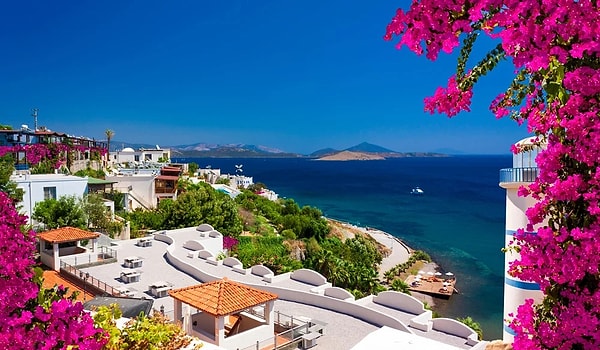 Ocak-haziran dönemini kapsayan ilk 6 aylık süreçte Muğla’nın dünyaca ünlü ilçesi Bodrum'a hava yoluyla 296 bin, deniz yoluyla ise 54 bin 200 olmak üzere toplam 350 binin üzerinde yabancı turist giriş yaptı.