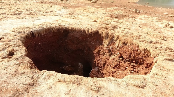 Konuya ilişkin açıklamalarda bulunan Isparta Uygulamalı Bilimler Üniversitesi Eğirdir Su Ürünleri Fakültesi Dr. Öğr. Üyesi Ufuk Gürkan Yıldırım, yaşanan tablonun halk arasında endişe yaratan Konya'daki obruklardan farklı olduğunu belirtti.