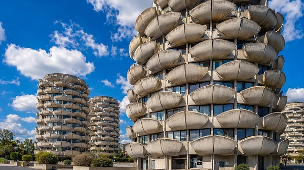 15 katlı 10 kule beton yapraklarla çevrildi