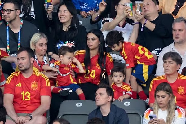 Saçlarını çocuğu için uzatıyor.