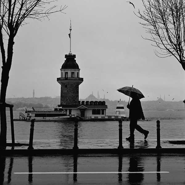 Balkanlar üzerinden ülkemize doğru hızla ilerleyen serin ve yağışlı hava sistemi, Türkiye genelinde hava durumunu baştan aşağı değiştiriyor.