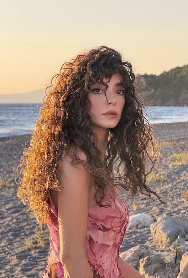 Rol aldığı yapımlarda sergilediği performansın yanı sıra güzelliğiyle de gündemden düşmeyen Selin Şekerci, bu kez sektörün acımasızlığıyla gündeme geldi.
