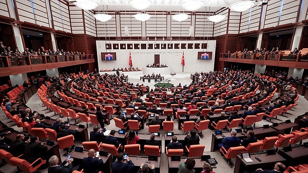 Türk siyasetinde taşları yerinden oynatacak büyüklükte tarihi bir gelişme yaşandı.