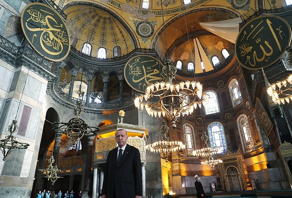 Cumhurbaşkanı Recep Tayyip Erdoğan, “Fethin Mührü: Ayasofya-i Kebîr Câmi-i Şerîfi" adlı koleksiyon özel eserinin takdimini kaleme aldı.