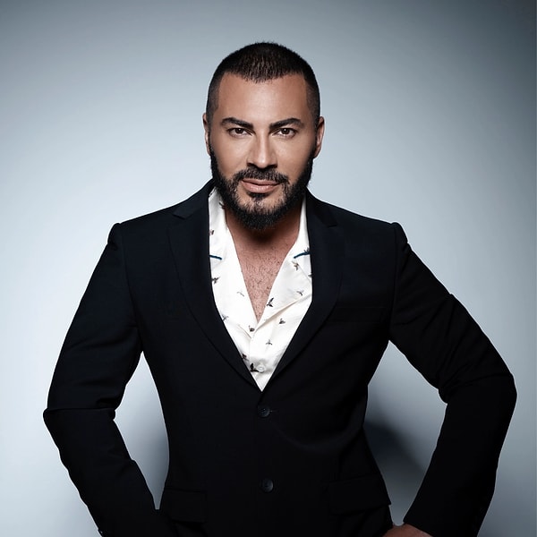Rober Hatemo made a swift entrance into the music world with his album "Esmer," released in 1997, quickly becoming one of the most notable male pop artists of the era.