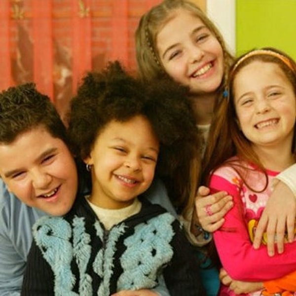 Jennifer Boyner, who won the hearts of millions at a young age with her portrayal of the character Toprak in the era-defining series "Sihirli Annem", emerged as one of the personalities who grew up in front of the screens.