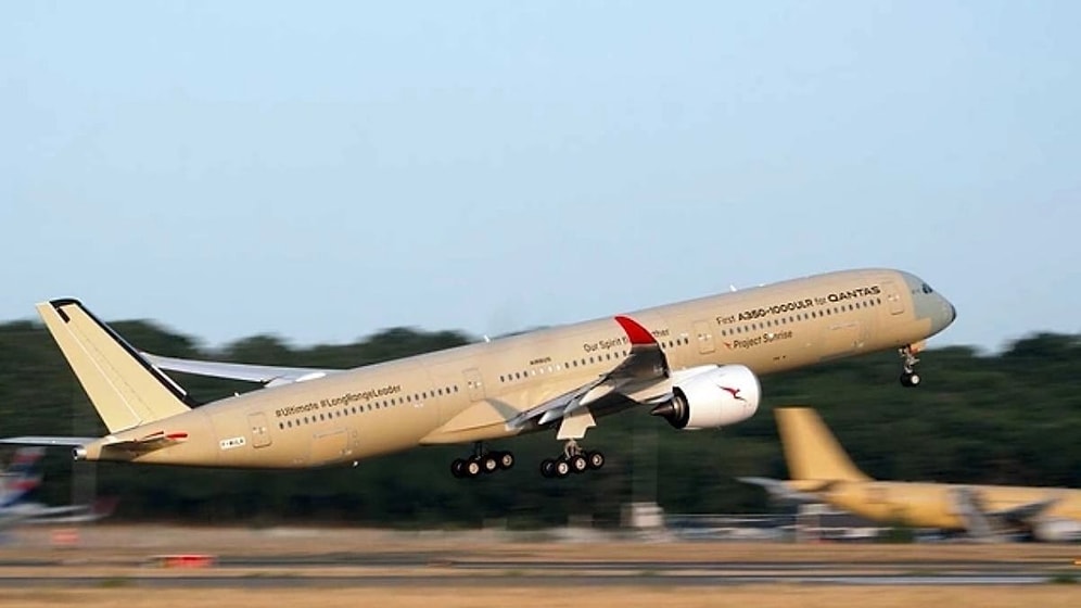 Giant Aircraft Flies 17,000 Kilometers Nonstop and Stays in the Air for 19 Hours