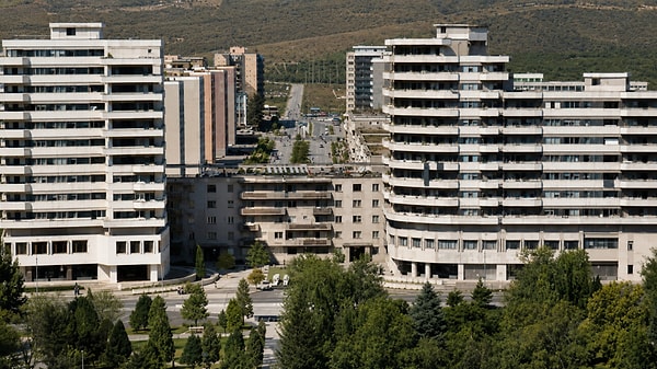 Yapı temelinden ayrılıp iki bağımsız parçaya bölündü