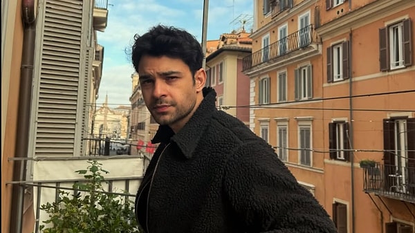 Emre Bey'in ayrılmasının ardından TRT dizisinin yeni başrolü Berk Bakioğlu oldu.