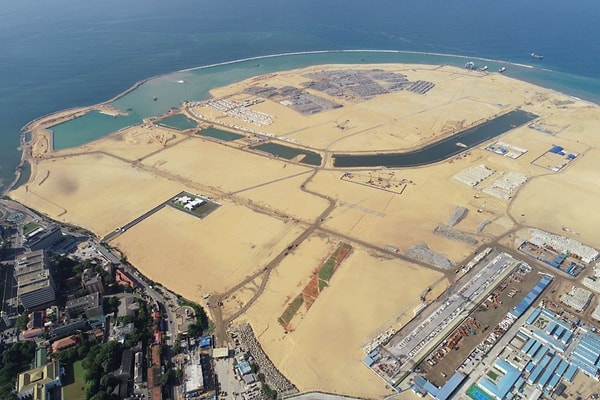 Yeni araziyi 3,2 kilometrelik dev dalgakıran koruyor