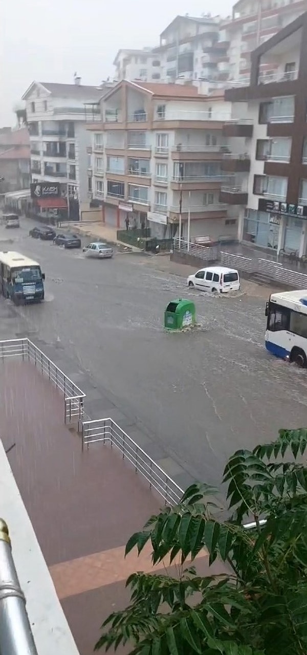 Meteoroloji 35 kentte kuvvetli yağış olacağını açıkladı.