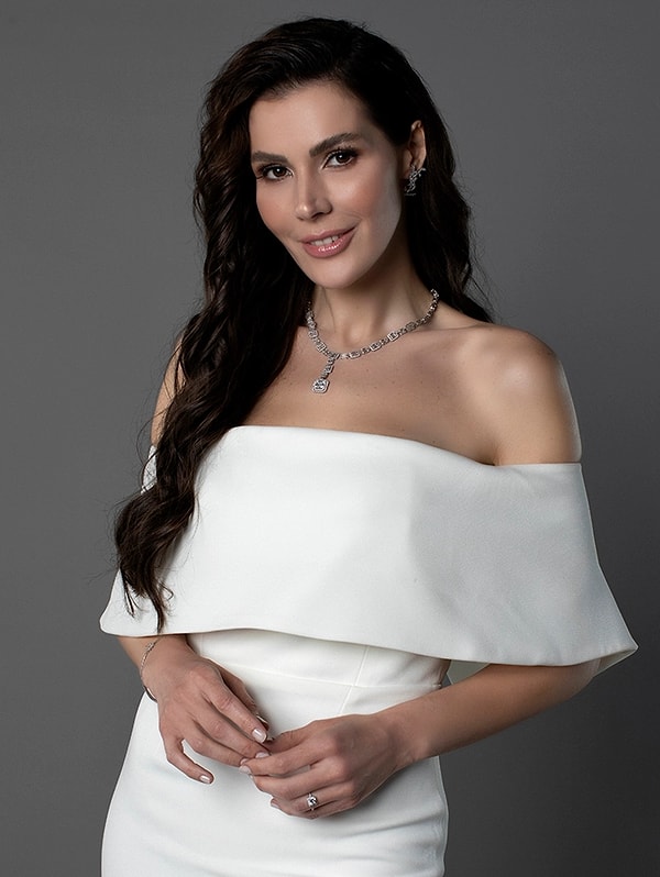 Hatice Şendil, televizyon dünyasına ilk adımını 2001 yılında katıldığı Miss Turkey yarışmasında elde ettiği dereceyle attı.