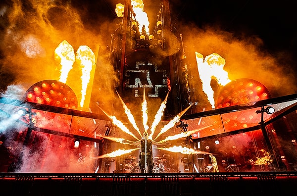 1. Rammstein'a sahnede gerçek alev kullanma kısıtlamaları getirildi!