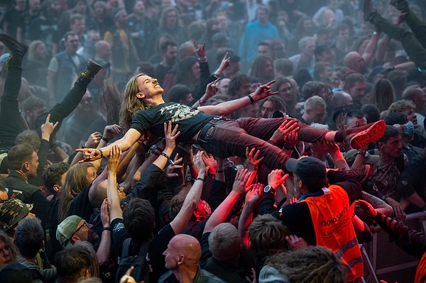 8. Crowdsurfing her yerde serbest değil!