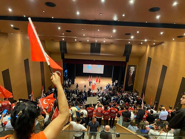 Salona yüzlerce figüran taşındı.