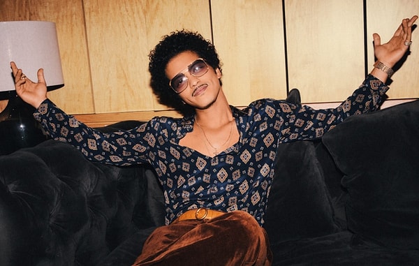 1. Derin sesi ve farklı tarzıyla Bruno Mars hangi burçtur?
