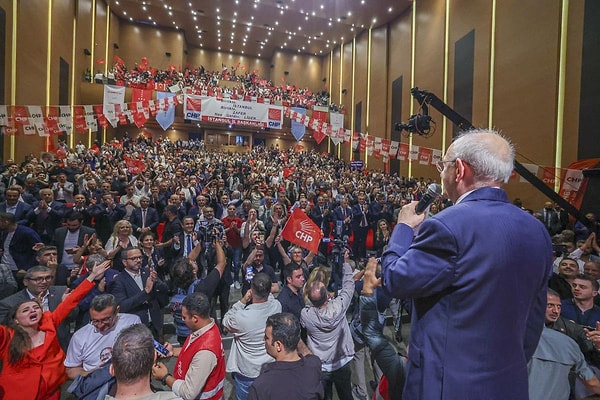 CHP'nin İstanbul'da düzenlediği üye katılım törenine ilişkin "ücretli figüran" iddiaları gündemdeki yerini korurken, tören sırasında çekilen bir fotoğraftaki siyah ceketli genç sosyal medyada yeni bir tartışmanın fitilini ateşledi.