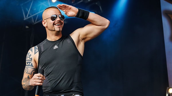 6. Joakim Brodén hangi grubun vokalisti?