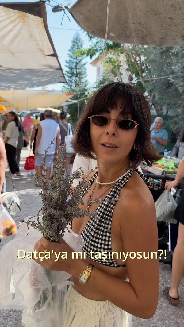Datça’nın yerlileriyle aranız nasıl? Size “Şehirden gelen şu meşhur fenomenler” gözüyle mi bakıyorlar, yoksa sabahları kapıya bir tabak pişi getiren komşuculuk evresine geçiş yaptınız mı?