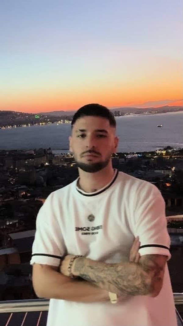 İzmir'in gözde turizm ilçesi Çeşme'de, müzik dünyasında "Uzay" sahne adıyla tanınan rapçi Erol Can Güncü'nün konseri beklenmedik bir polis baskınıyla yarıda kesildi.