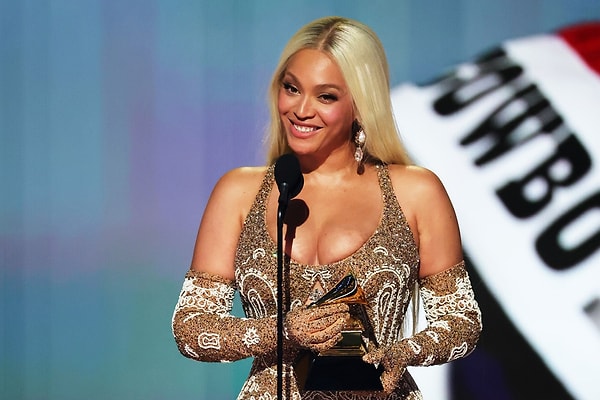 3. 2023 yılında kaçıncı Grammy ödülünü alarak tarihin en çok Grammy kazanan sanatçısı oldu?