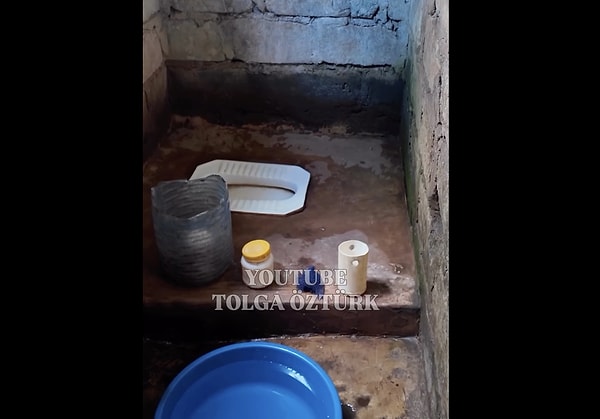 Videoda görüldüğü üzere, Zanzibar'da durumu iyi olarak nitelendirilen evde kırık ekranlı bir televizyon, yer yatakları, beton sıvalı pürüzsüz duvarlar, elektrik prizleri ve tuvalet bulunuyor.