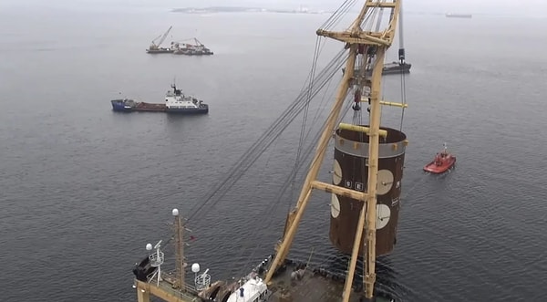 Sürecin ikinci aşamasında, boyutlarıyla dikkat çeken dev betonarme kesonların inşası ve yerleştirilmesi sağlandı.
