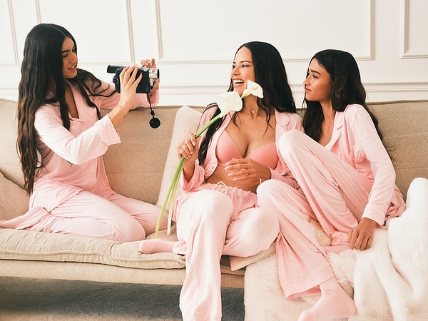 Moda dünyasının gelmiş geçmiş en ikonik isimlerinden biri olarak gösterilen Adriana Lima, 1990'lı yılların sonunda podyumlara adım attığı günden bu yana güzelliğiyle adından söz ettirmeyi başarıyor.
