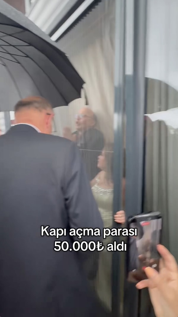 Kız isteme töreni öncesinde kapı açma parası nedeniyle taraflar arasında kısa süreli bir gerginlik yaşandı.