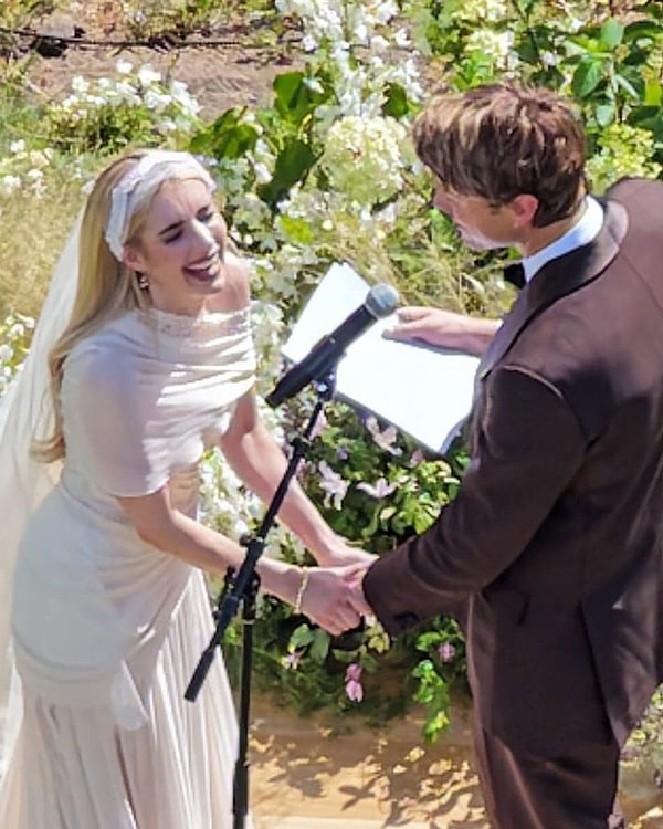 Emma Roberts, yaklaşık iki yıldır nişanlı olduğu oyuncu Cody John ile 25 Temmuz 2026 tarihinde düzenlenen romantik bir törenle evlendi.