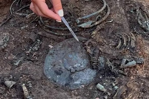 1.300 Yıllık Mezardan Çıkan Gümüş Objenin Sırrı Ne?