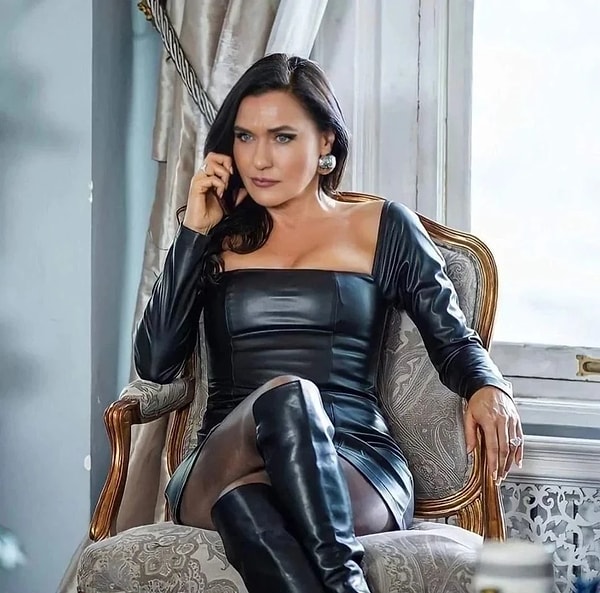 Türk televizyonlarının en başarılı kadın oyuncularından biri olan Şevval Sam, oyunculuğu ve müzik kariyerini yıllardır aynı başarıyla sürdüren ender isimler arasında yer alıyor.