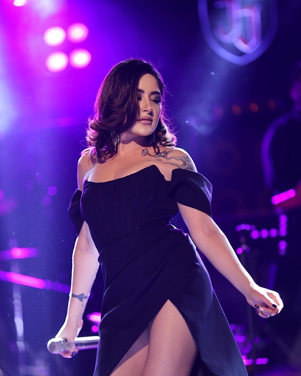 Melek Mosso, a standout name in Turkish pop and alternative music in recent years, has managed to reach a broad audience with her powerful voice and unique interpretation.