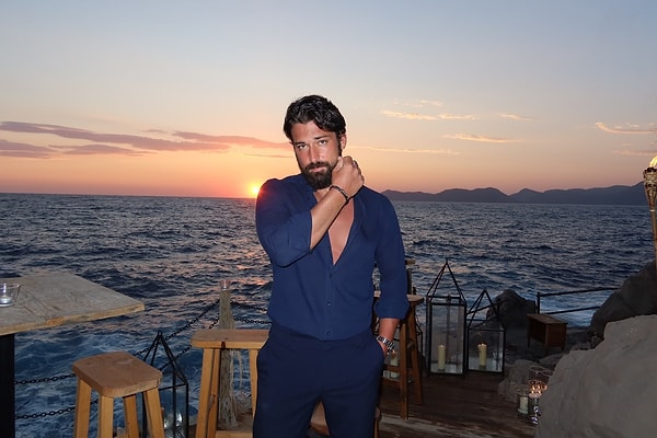 Alp Navruz, başrolünde yer aldığı yeni TRT dizisi için imajını yeniledi.