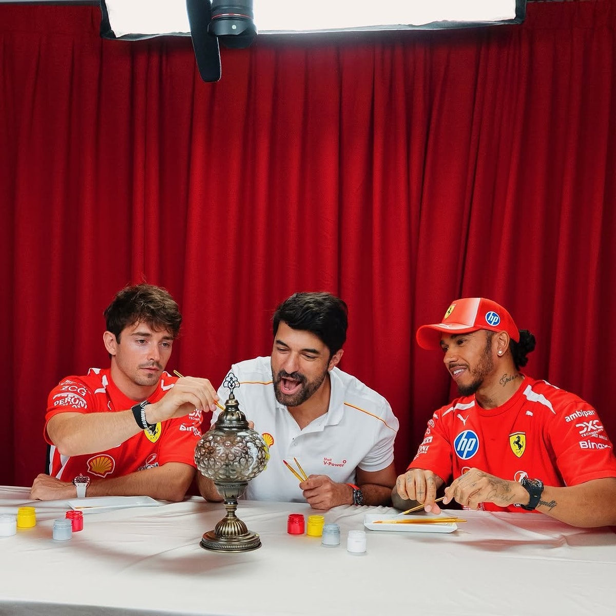 Budapeşte'de Yıldızlar Geçidi: Engin Akyürek, Lewis Hamilton ve Charles Leclerc ile Aynı Karede Yer Aldı
