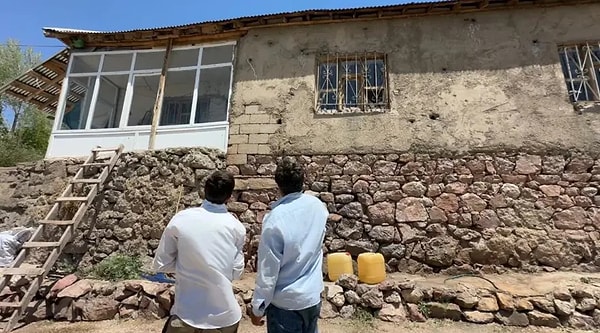 Hakkari'nin Yüksekova ilçesine bağlı Aşağıolukbaşı köyünde yaşayan Özmen ailesi, uzun süredir evlerinde ortaya çıkan yılanlar nedeniyle zor günler geçiriyor.